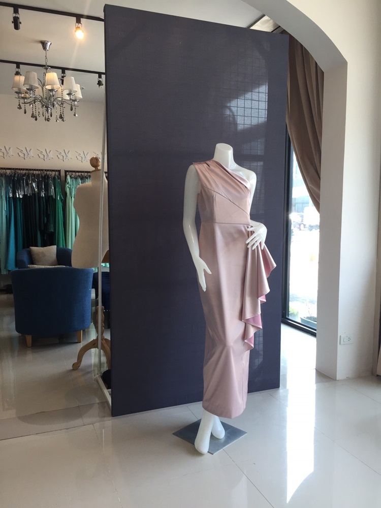 พร้อมเช่า ชุดเดรส เดรสไหล่เดียว ผ้าดัชเชส แพทเทิร์นเนียบ แต่งระบายสะโพก สีชมพูอมม่วง