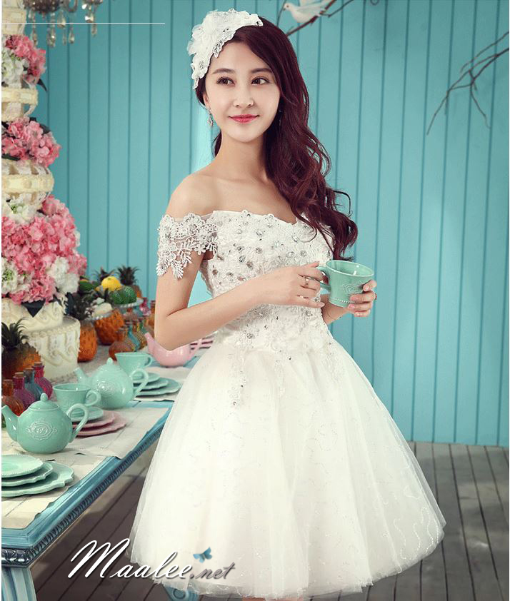 พร้อมเช่า ชุดราตรีสั้น แบบปาดไหล่ แต่งผ้าโปร่งปักดิ้นเงิน อกแต่งลายลูกไม้พร้อมปักเลื่อมหรู สีขาว (เชือกผูกหลัง)