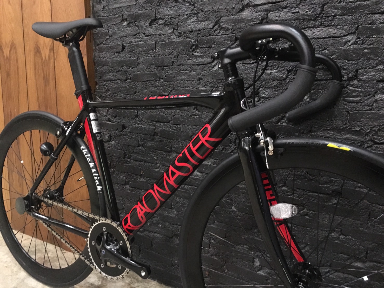 จักรยานฟิกเกียร์ Roadmaster TOCHKA FIXED GEAR 700C Size 52cm, มีสีดำแดงและสีเหลืองดำ