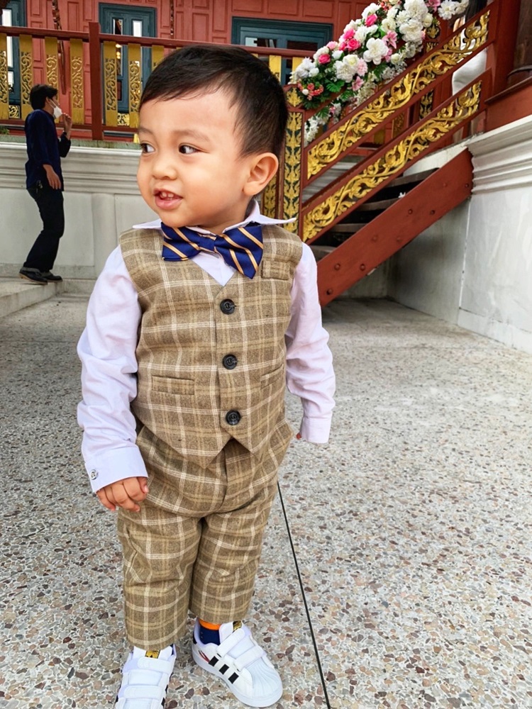 พร้อมเช่า ชุดสูทเด็กชาย สีกากีลายตาราง ** พร้อมเช่าไซส์ 100 , 110 , 120,130,140,150 **