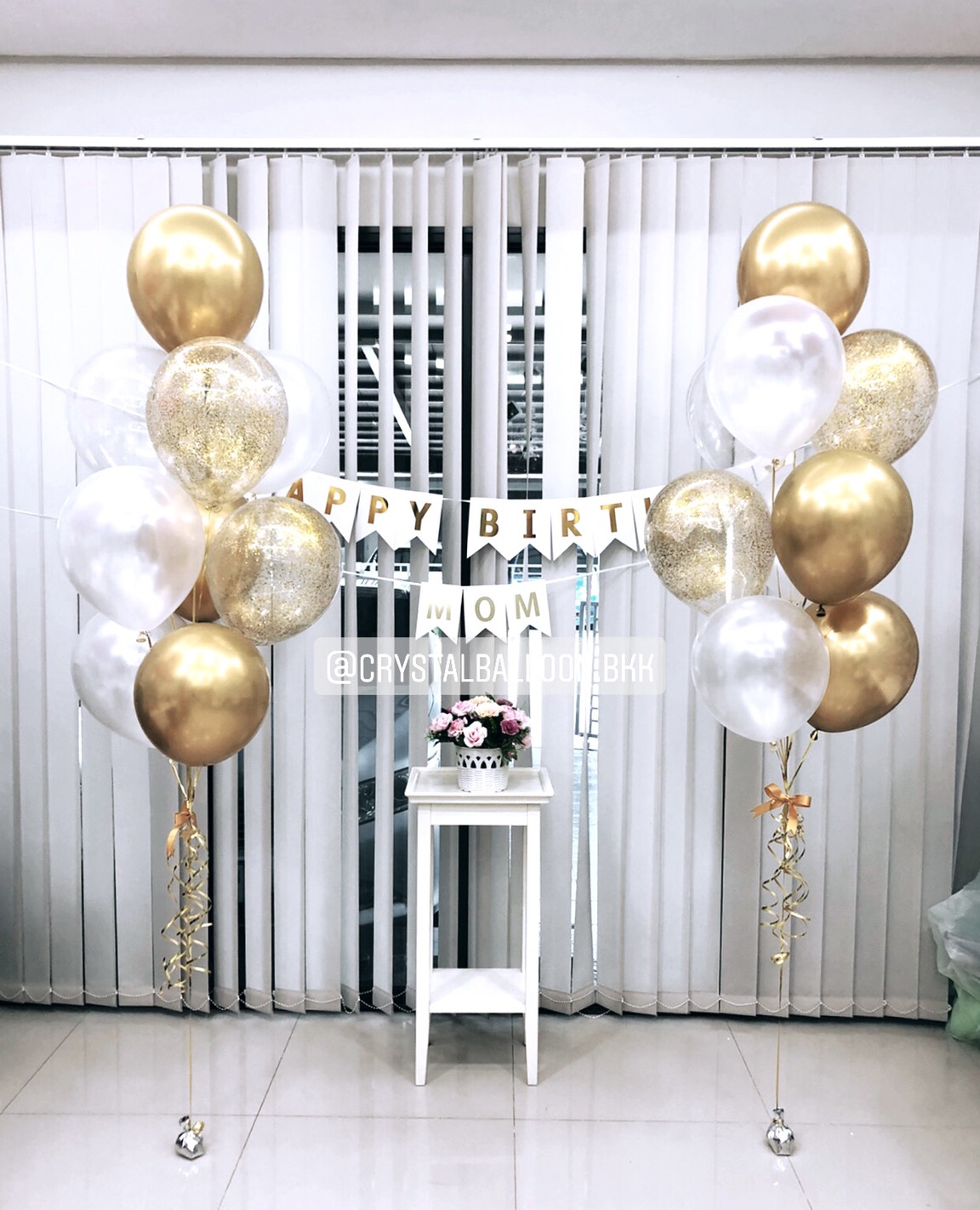 ลูกโป่ง วันเกิด Theme สีทอง พร้อม ลูกโป่งใส ใส่กลิตเตอร์,ป้ายธง Happy Birthday,ตัวอักษรชื่อเจ้าของวันเกิด 3 ตัวอักษร พร้อมตกเเต่ง สามารถเปลี่ยนสีลูกโป่ง/เปลี่ยนชื่อเจ้าของวันเกิดได้