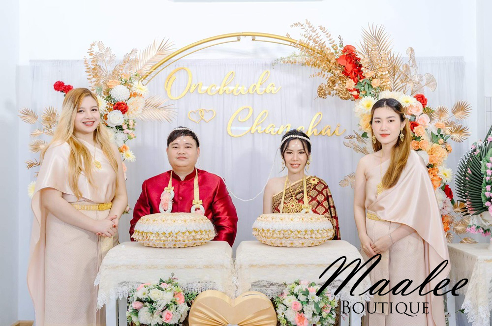 พร้อมเช่า ชุดแต่งงานไทยประยุกต์ สีแดง