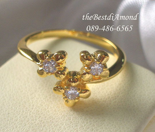 BR946+++แหวนดอกไม้ 3 ดอก+++แหวนน่ารักๆอีกวงค่ะ เป็นรูปดอกไม้ 3 ดอกวางเหมือนตัวV วางเหลื่อมๆกันเล็กน้อย ดูเก๋ไก๋น่ารักดีค่ะ