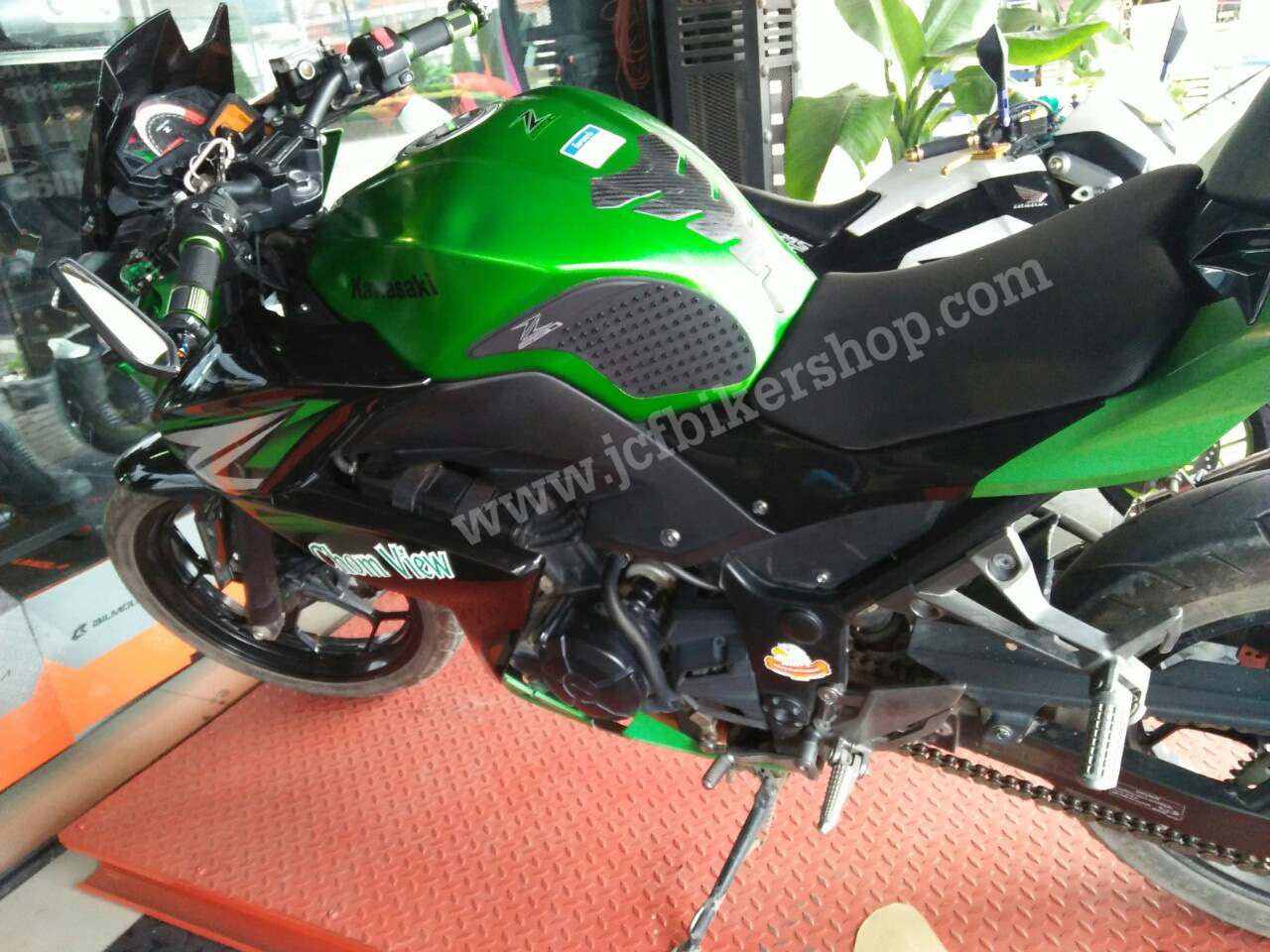 สติ๊กเกอร์กันลื่นข้างถัง Z250