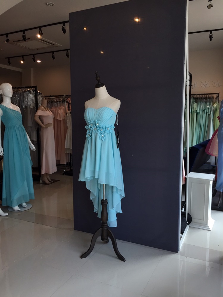 พร้อมเช่า ชุดราตรีสั้น เกาะอก หน้าสั้นหลังยาว แต่งดอกเพิ่มคริสตัล สีฟ้า