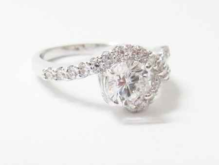 BR213RD+แหวนดีไซน์ เก๋ เรียบ หรู งามมากๆๆ เหมือนของแท้สุดๆเล่นไฟวิ๊งๆ รับประกันความสวย