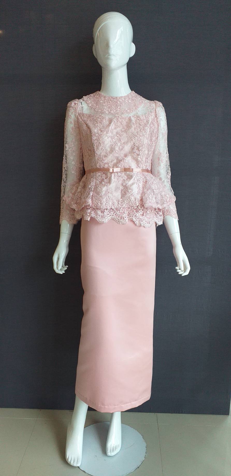 พร้อมเช่า ชุดไทยคุณแม่ เสื้อลูกไม้ ผ้าซิ่น แยกชิ้น เรียบหรู สีชมพูสวยหวาน