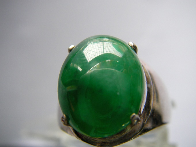 หยกพม่า jadeite หรือ jade เนื้อแก้วสีเขียวสด มีลายเนื้อเนียนสวย อวบอูมนูนเด่น ลักษณะสวยงาม ขนาด 11.5x14x5 mm. นน. 6.75 ct. ราคาโทรถาม