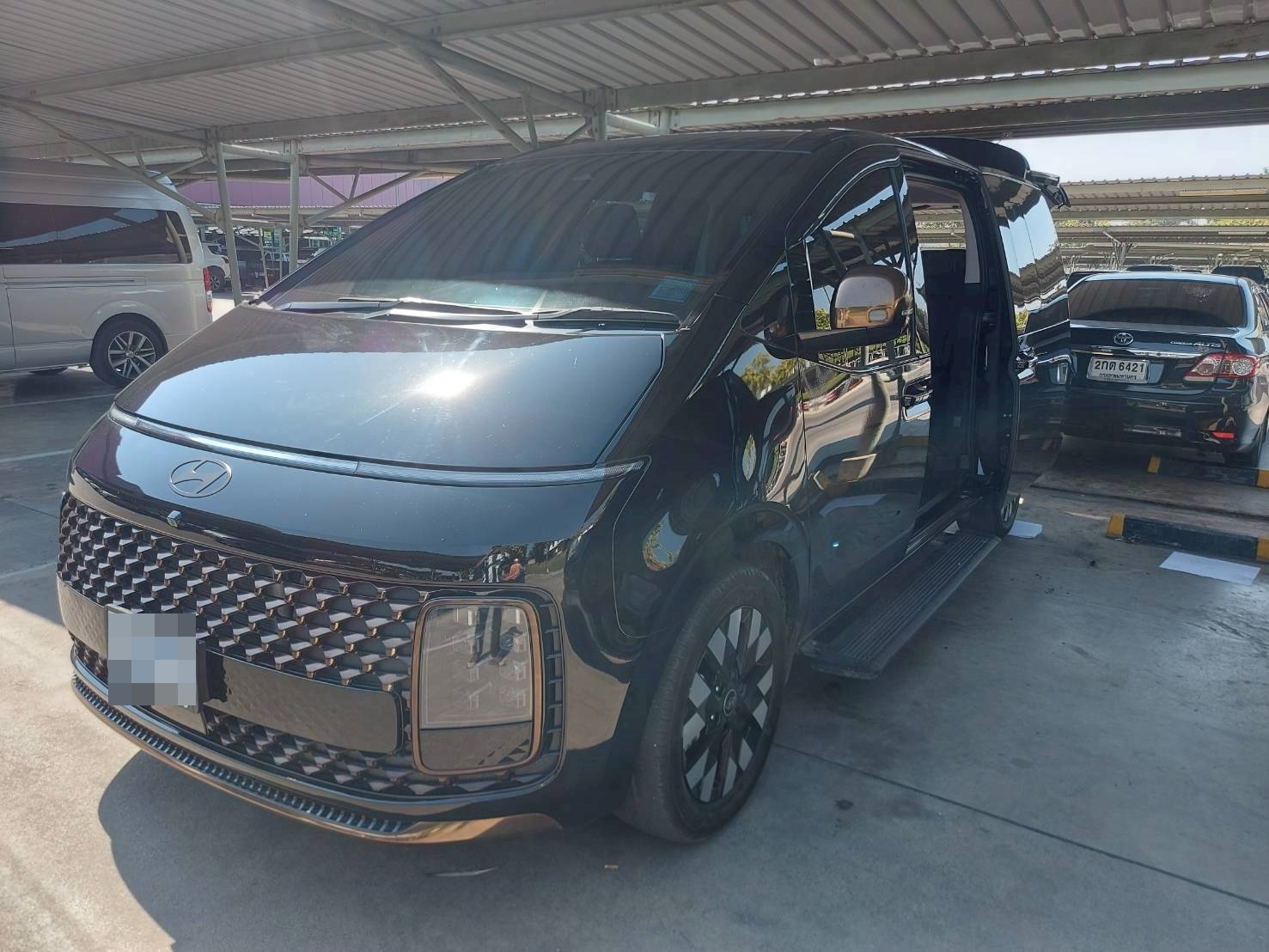 พรมปูพื้นรถตู้ Hyundai Staria ปูพรมVVIP สีดำด้ายน้ำเงิน เต็มคัน รวมพับเบาะ