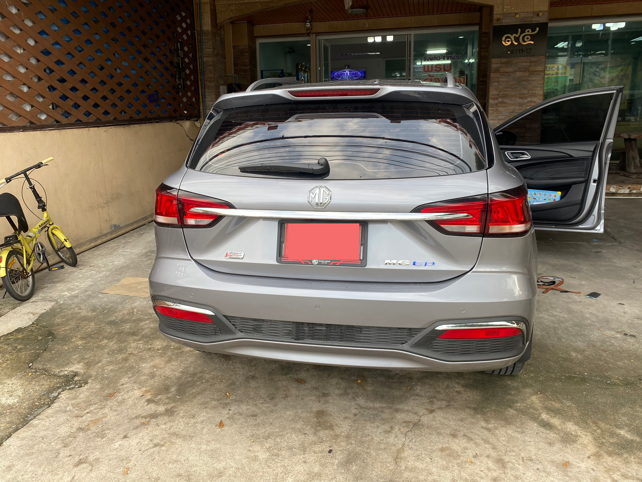 พรมปูพื้นรถยนต์ MG EP Plus (เอ็มจี อีพี) 2023 ปูพรมvvip สีเทาด้ายเทา เสริมด้วยไวนิลดักฝุ่นสีครีม