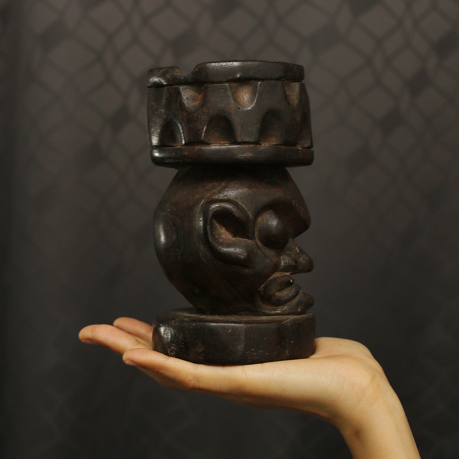 งานไม้แกะสลัก รูปหน้าคน ที่เขี่ยบุหรี่ ตั้งโชว์ สภาพเก่า สภาพดี