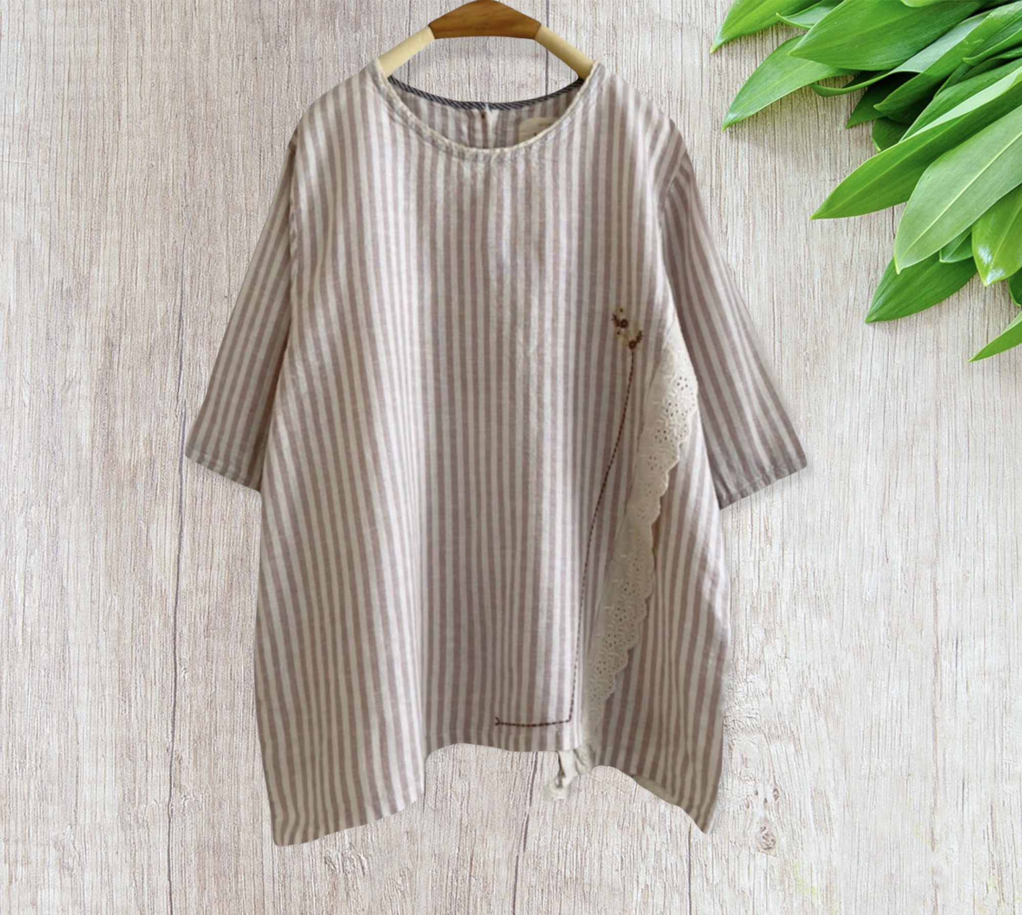 เสื้อผ้าฝ้ายลายทางแต่งลูกไม้