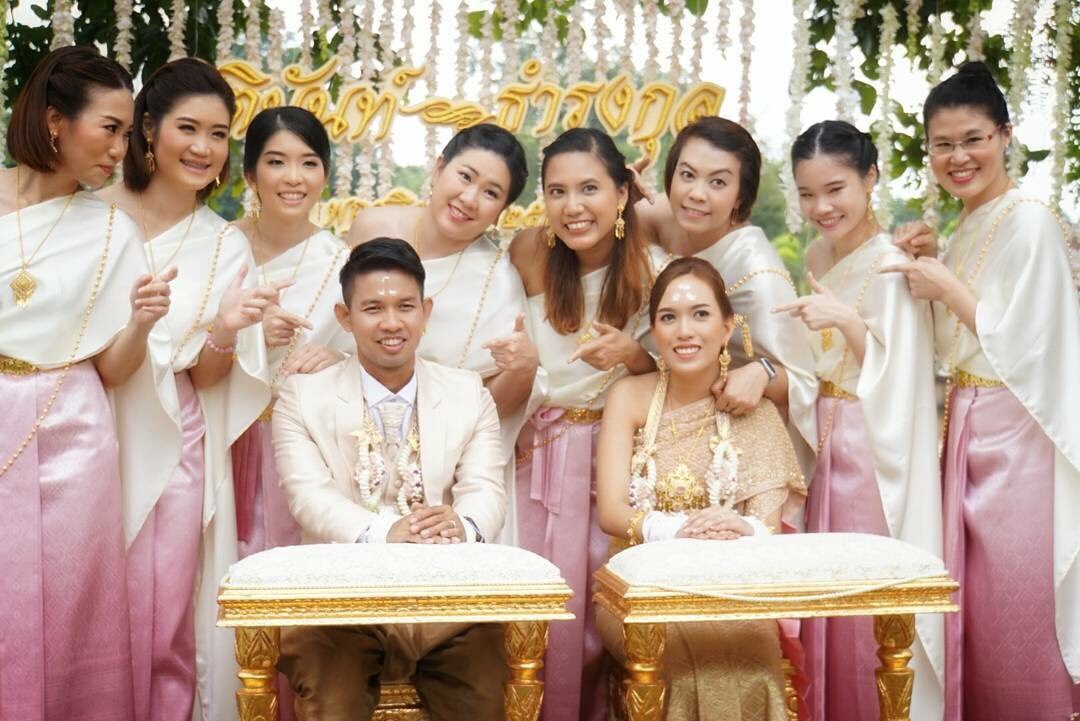 เช่า ชุดไทย ชุดเพื่อนเจ้าสาว ชุดไทยผ้าถุงสีชมพูไล่สี สไบเรียบ สีครีมงาช้าง