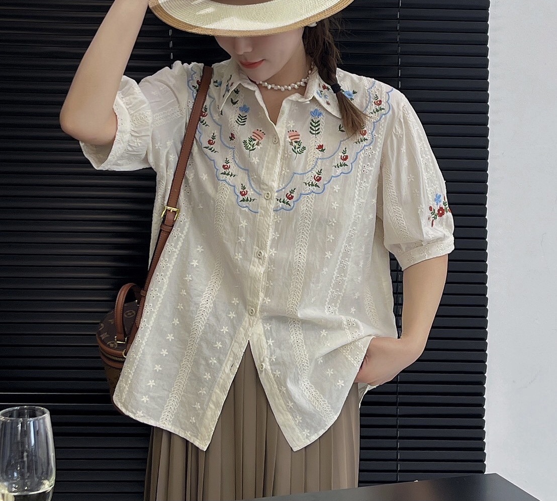 เสื้อผ้าลูกไม้ลายปัก