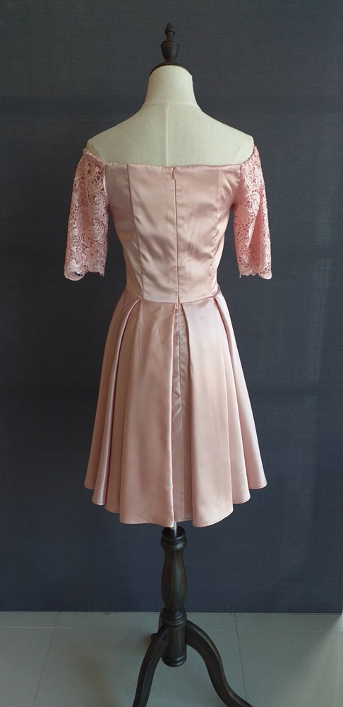 พร้อมเช่า ชุดราตรีสั้น สีโรสโกลด์ ปาดไหล่ แต่งลูกไม้