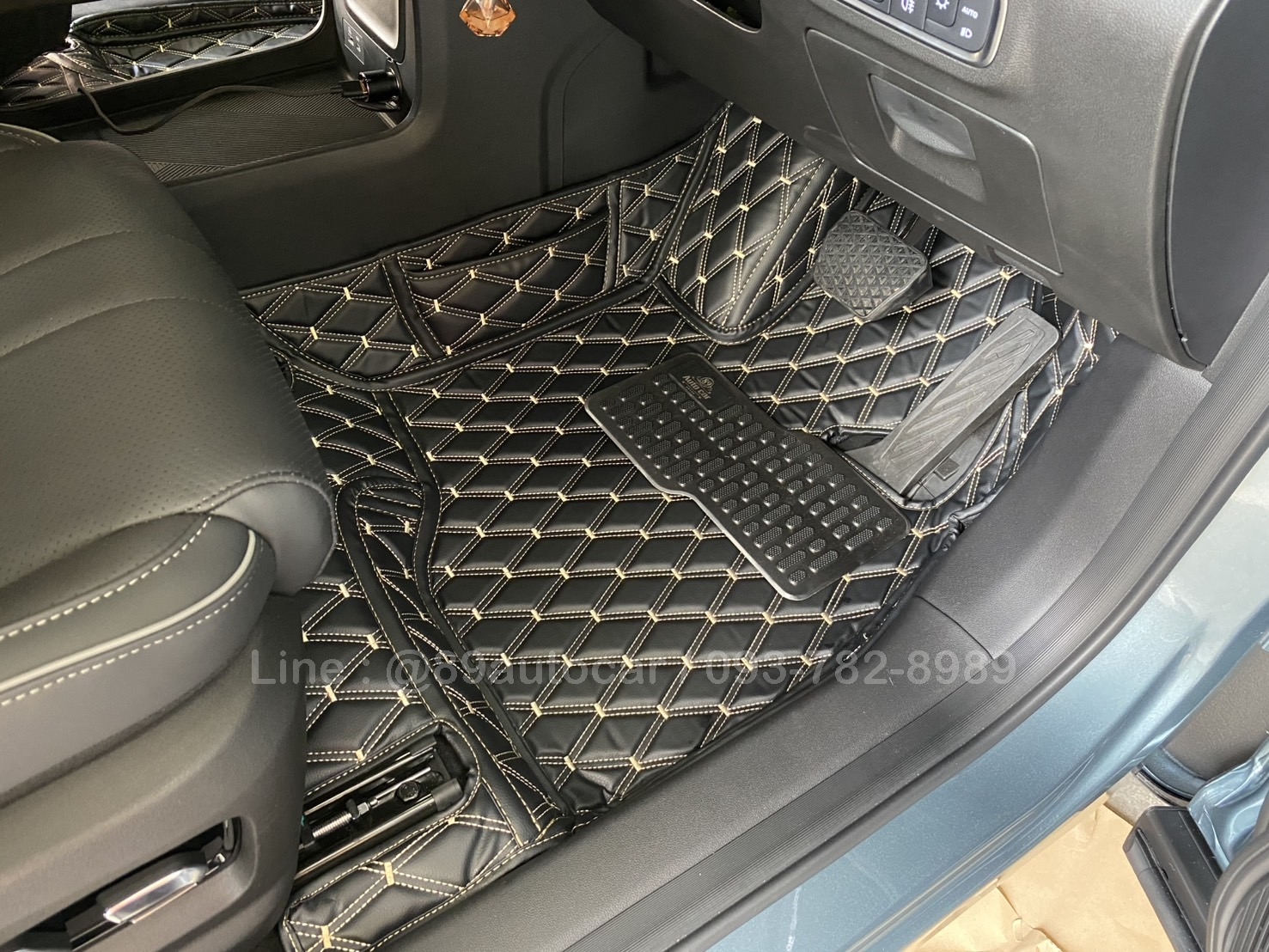 พรมปูพื้นรถยนต์ Omoda Jaecoo7 PHEV (โอโมด้า เจคลู 7) ปูพรมVVIP สีดำด้ายทอง เต็มคัน