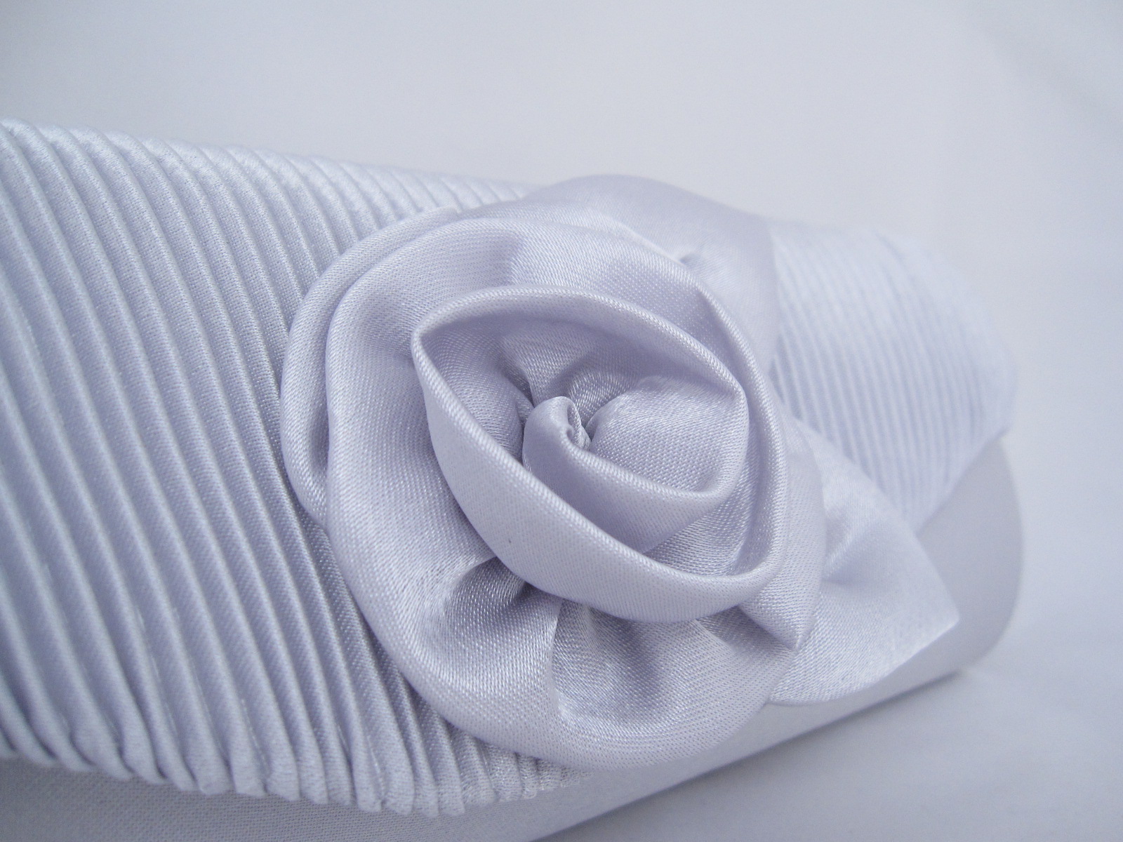 Sale พร้อมส่ง Evening Clutch กระเป๋าออกงาน สีเทาเงิน ผ้าซาตินอัดพลีต แต่งดอกกุหลาบ