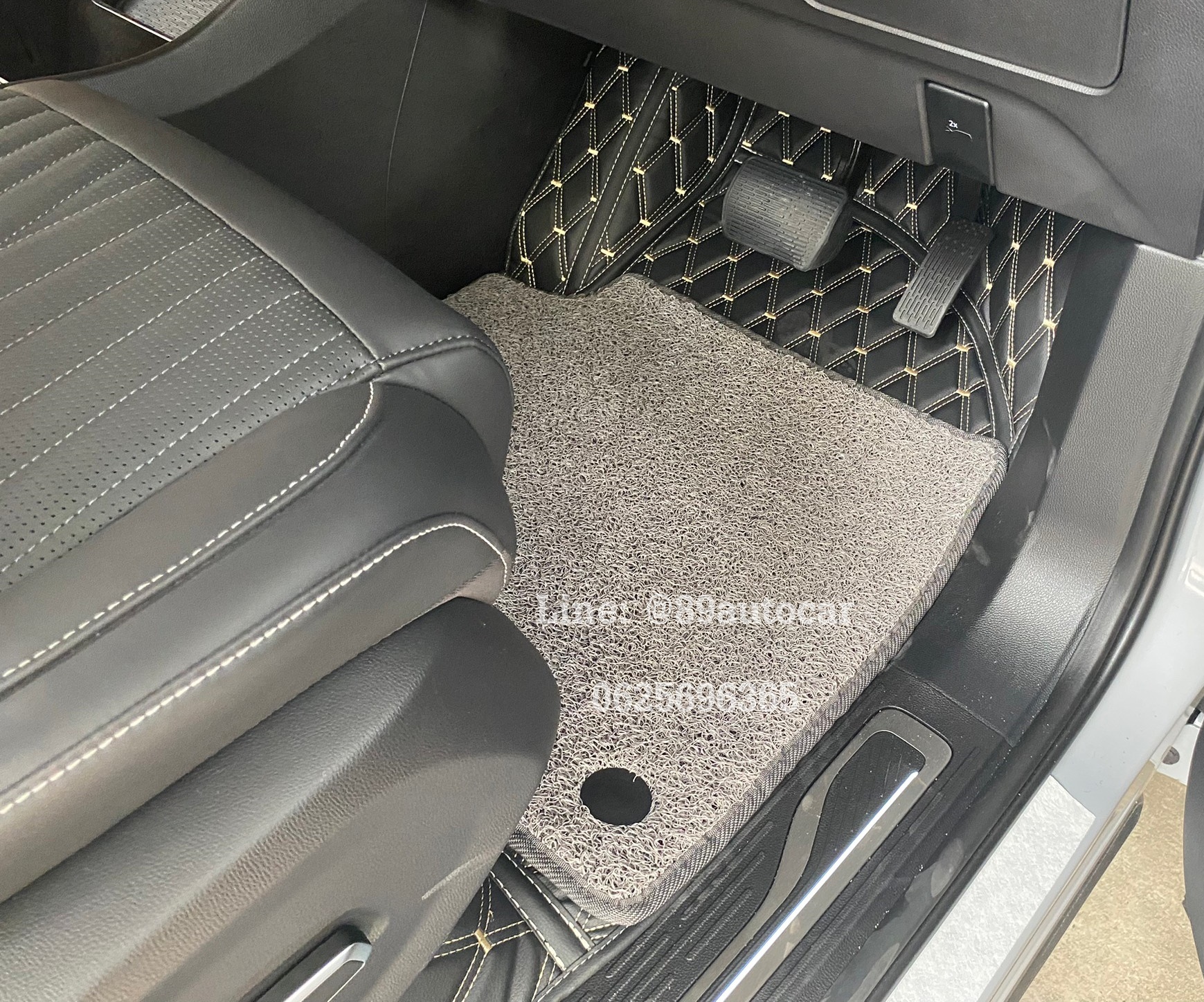 พรมปูพื้นรถตู้ Mg Maxus 9 2023 ปูพรมvvip สีดำด้ายทอง + คู่หน้าไวนิลดักฝุ่นสีเทา