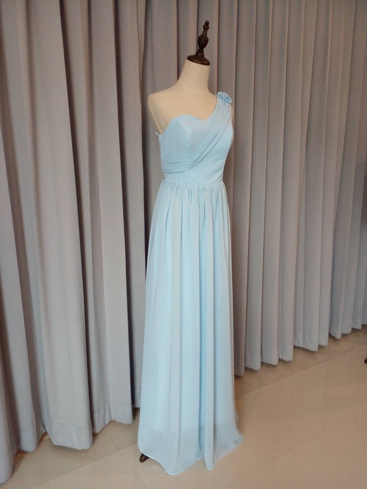 พร้อมเช่า ชุดราตรียาว สีฟ้า ชุดเพื่อนเจ้าสาว Blue-003D ไหล่เดียวผ้าชีฟอง อกจับจีบ เพิ่มดอกตรงไหล่ ทิ้งชายด้านหลัง