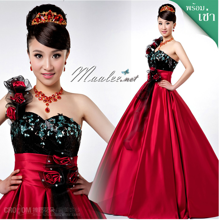 พร้อมเช่า ชุดแฟนซี ชุดราตรียาว แบบไหล่เฉียง สีแดง-ดำ แต่งดอกปักเลื่อมหรู ชุดจริงสวยเหมือนแบบ (เชือกผูกหลัง)