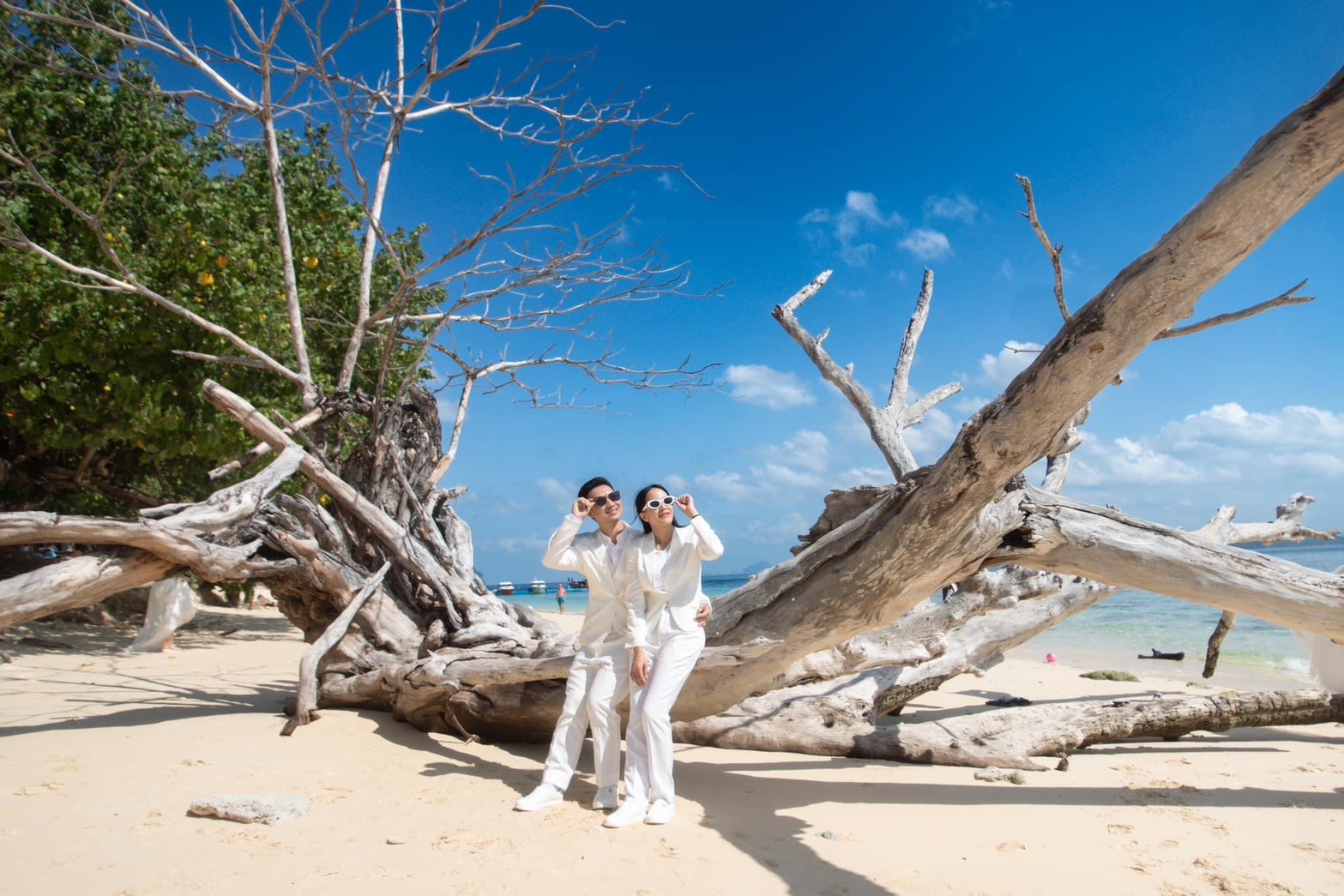 พร้อมเช่า สูทหญิง สูทสีขาว ทรงสลิม เข้ารูป