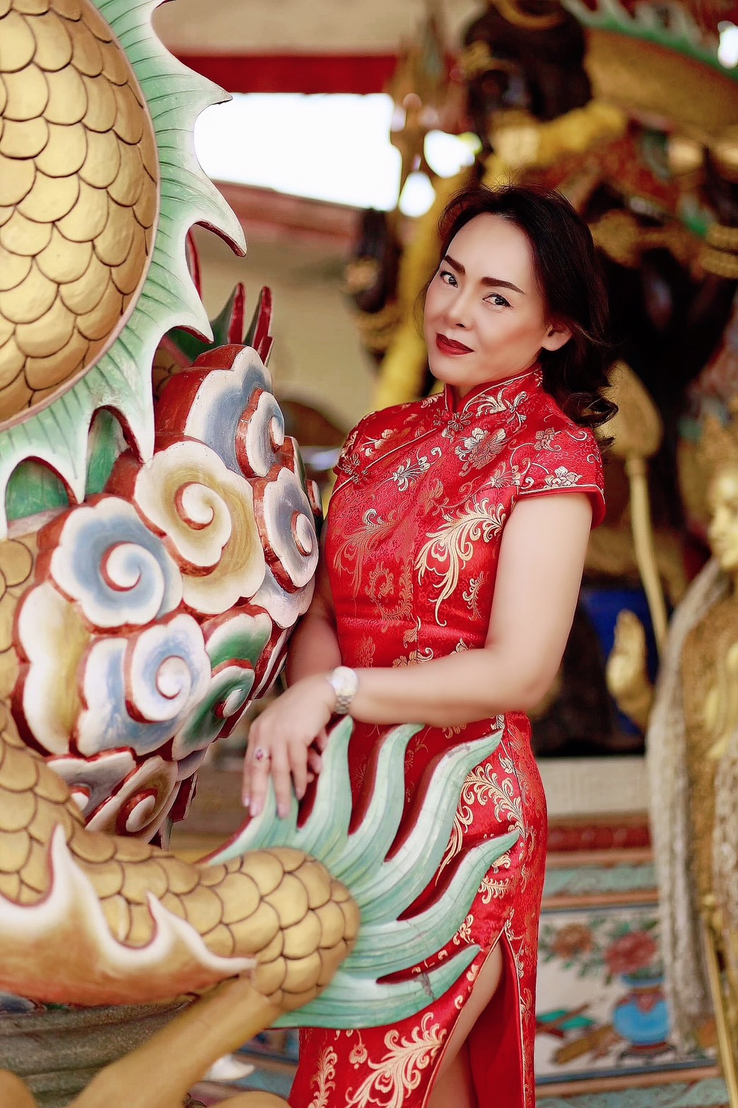 พร้อมส่ง กี่เพ้า สีแดง ผ้าไหมจีน ทอลายดอกไม้ สีทอง กุ๊นขอบ ตัดเย็บอย่างดี (2XL)