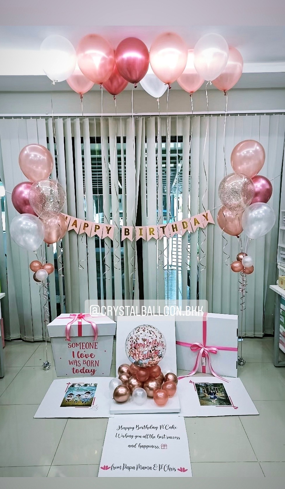Happy Birthday Surprise Box กล่องเซอร์ไพรส์วันเกิด Bubble ขนาด 18" ตั้งฐาน พร้อม ช่อลูกโป่ง 5 ลูก 2 ช่อ,ลูกโป่งใส ใส่กลิตเตอร์ พร้อมตกแต่ง ลูกโป่งลอยฝ้า 10 ลูก,สามารถใส่รูปได้ 2 ใบ สามารถเปลี่ยนสีลูกโป่ง/เปลี่ยนข้อความ/เปลี่ยนสี-ป้ายธงได้