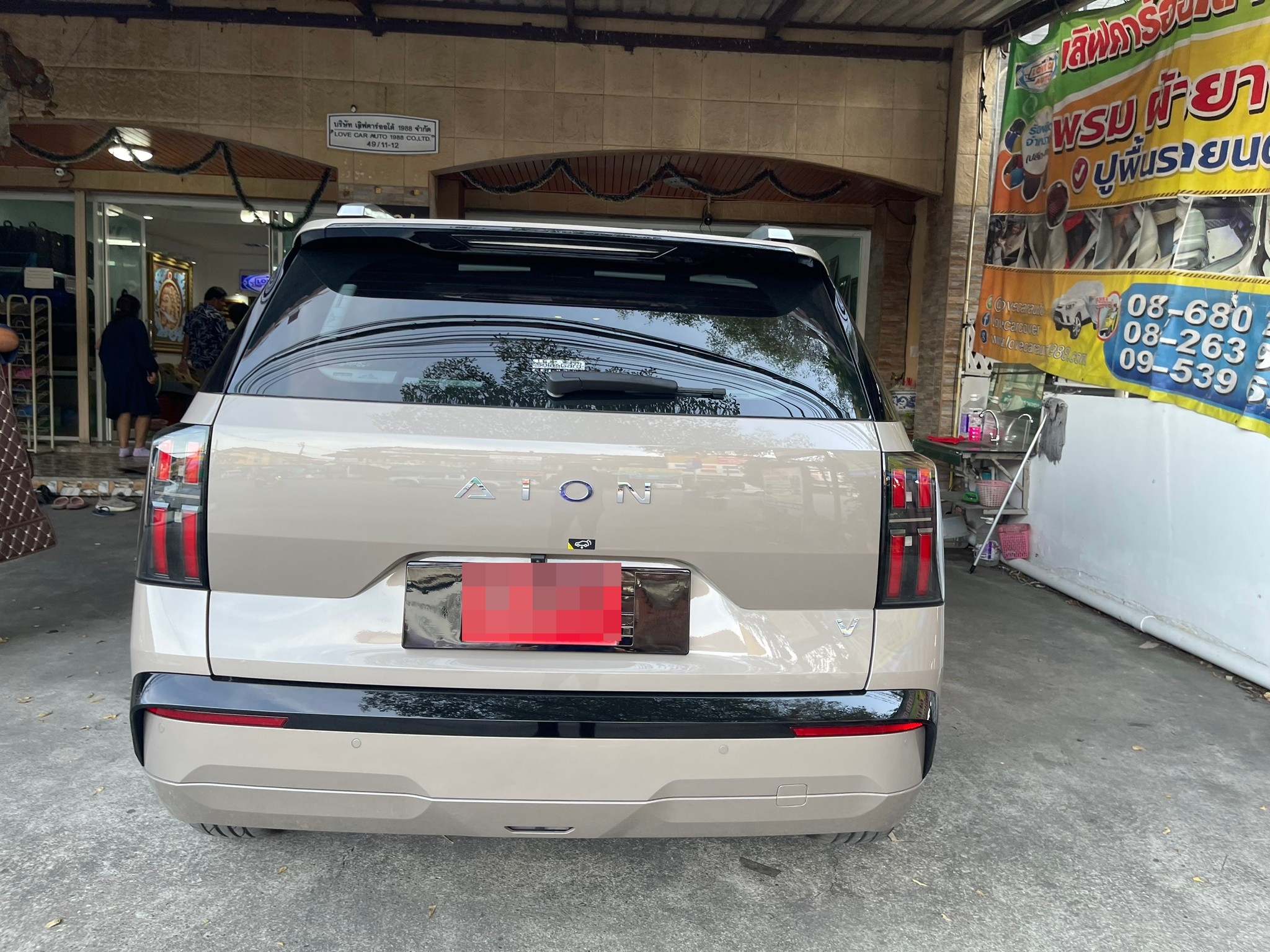 พรมปูพื้นรถยนต์ GAC Aion V ปูพรม7D สีกาแฟด้ายทอง ลายเคฟล่า เสริมด้วยพรมไวนิลดักฝุ่นสีครีม