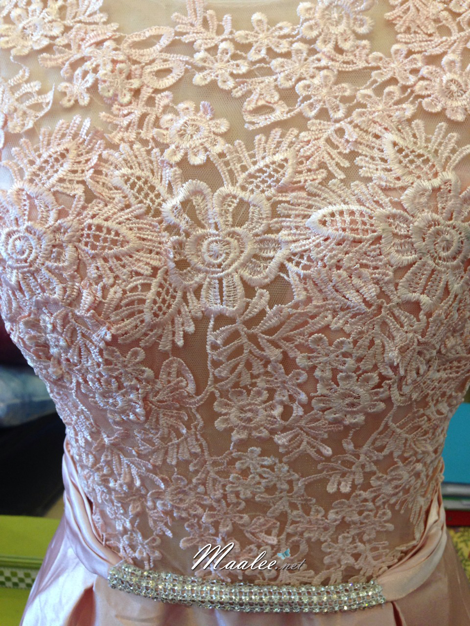 พร้อมเช่า ชุดราตรียาว แขนกุด สีเขียว อกแต่งลูกไม้ กรโปรงเนื้อผ้ามัน คาดเอวคริสตัล เซ็กซี่ผ้าหลัง เพิ่มเข็มกลัดโบว์ช่วงหลัง