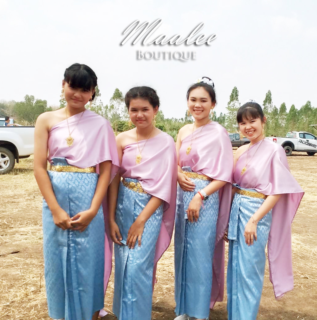 เช่า ชุดไทย ชุดเพื่อนเจ้าสาว ชุดไทยผ้าถุงสีฟ้าเทาเงิน สไบเรียบสีกลีบบัว