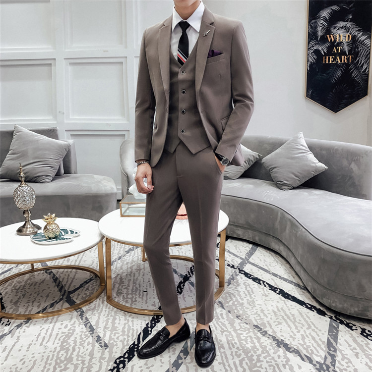 พร้อมเช่า ชุดสูทชาย สีน้ำตาล ทรงเข้ารูป สไตล์เกาหลี พร้อมเสื้อกั๊ก