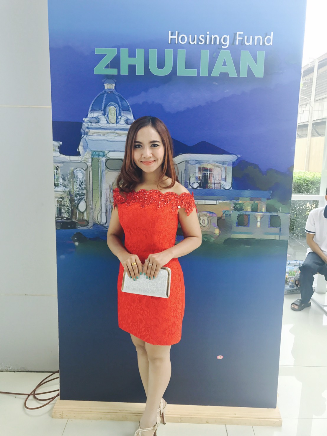 พร้อมส่ง ชุดราตรีสั้น แบบปาดไหล่เซ็กซี่ เข้ารูป สีแดง ผ้าลูกไม้ แต่งเลื่อมสุดหรู (เชือกผูกหลัง)