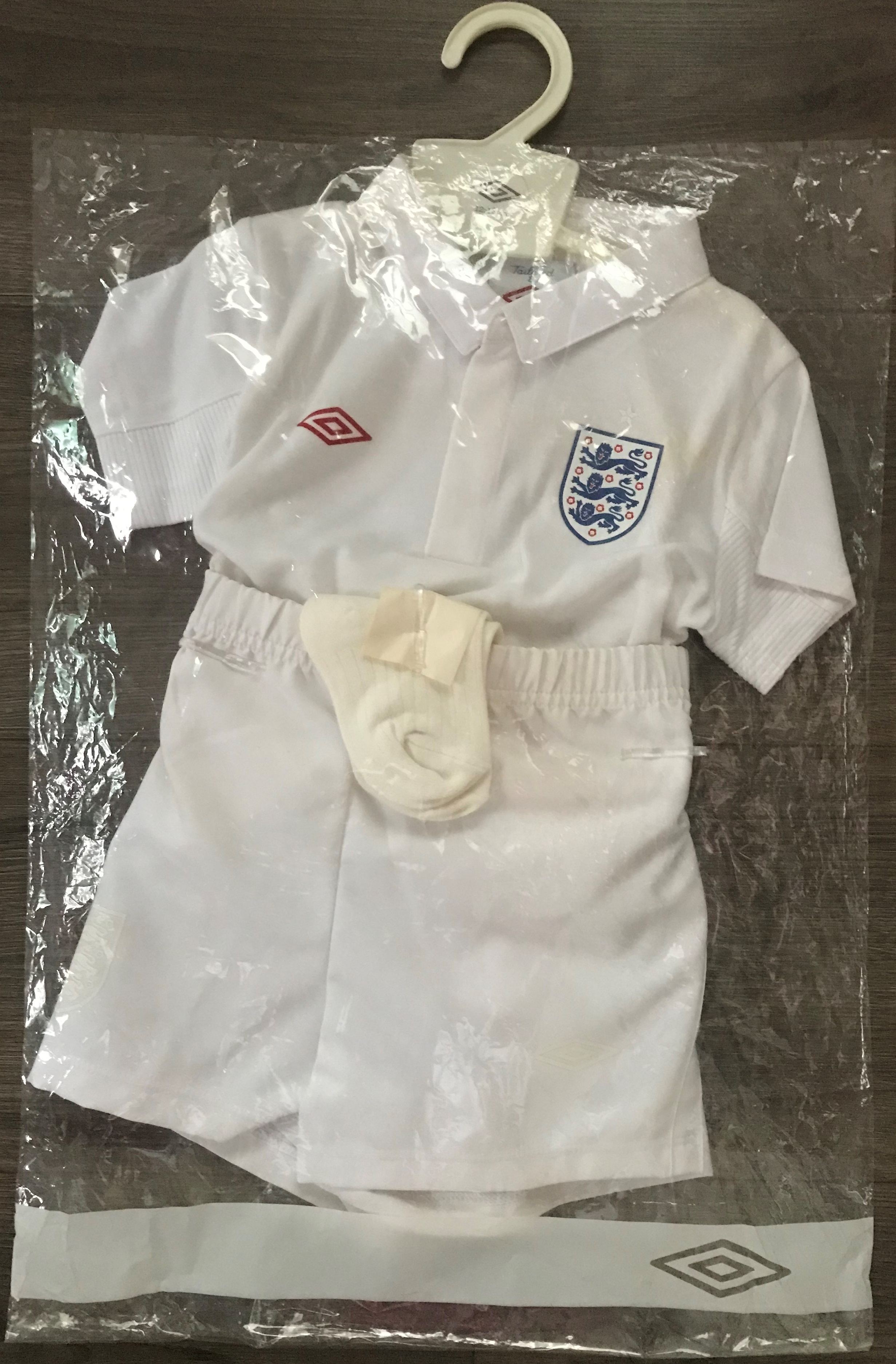 เสื้อฟุตบอล ทีมชาติอังกฤษ ชุดเหย้า ชุดลุยศึกฟุตบอลโลก 2010 ใหม่ Infant 12-18 M-Size / ENGLAND Football Shirt Home Kit World Cup 2010 Jersey NEW Infant 12-18 M-Size
