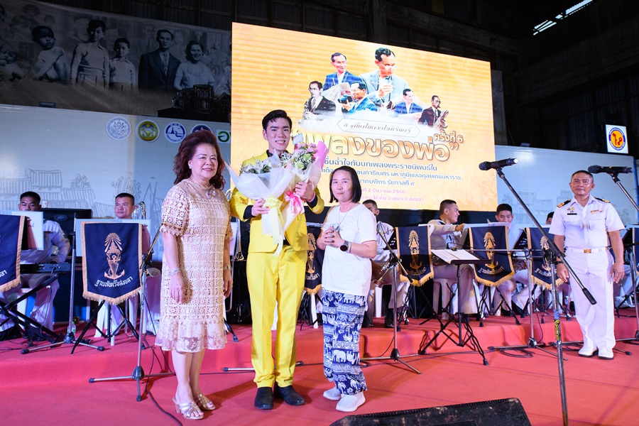 พร้อมเช่า ชุดสูทชาย สีเหลือง Bright Yellow 3-piece Suit พร้อมเสื้อกั๊ก