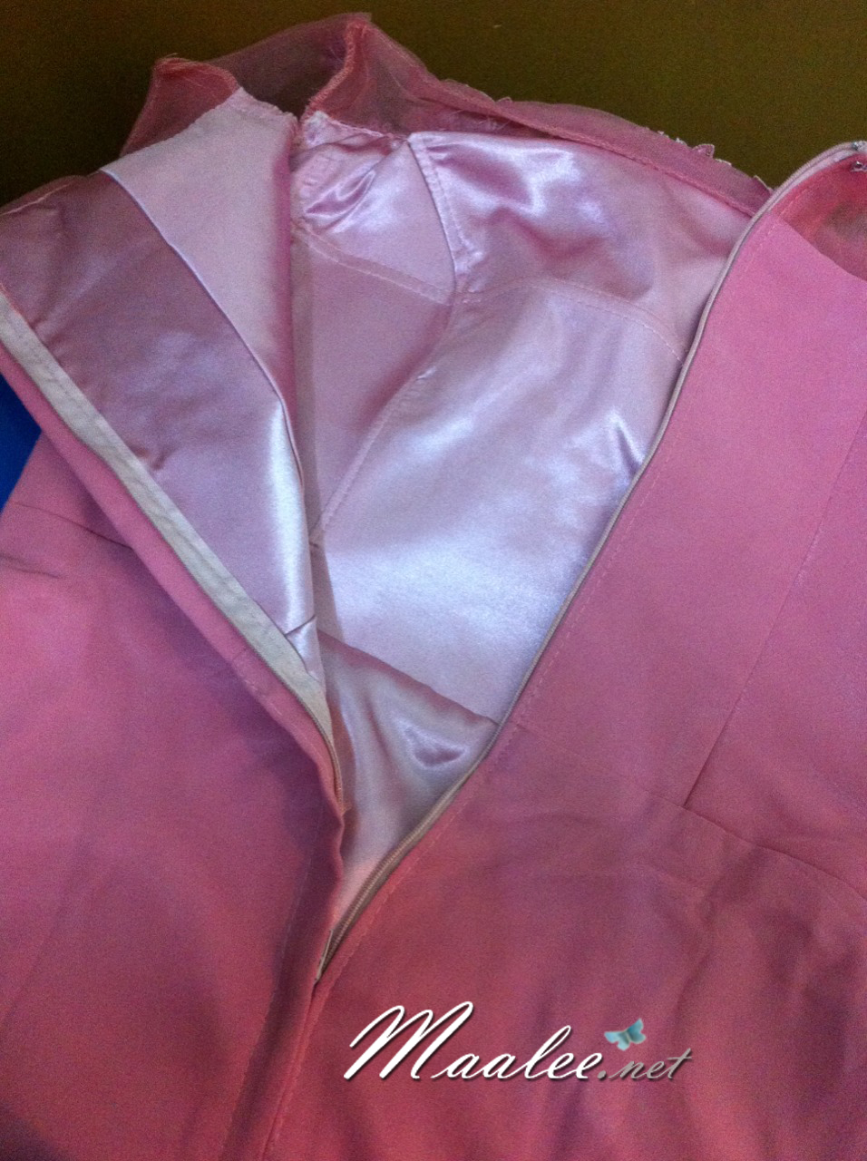 พร้อมเช่า ชุดราตรียาว แบบปาดไหล่/แขนยาว สีชมพู แต่งลูกไม้ปักเลื่อมลายใบไม้ ผ้าชีฟอง ซิปหลัง (ดูสีจริงได้ข้างล่าง)