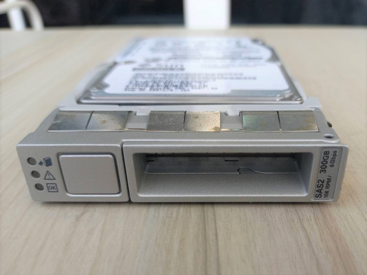 0B25651 Hitachi 300GB 10K RPM 64MB Cache 6.0Gbps SAS 2.5 Hard Drive.