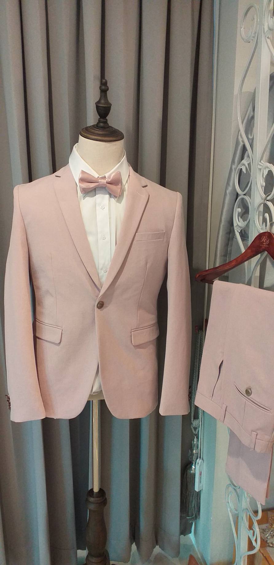 พร้อมเช่า ชุดสูทชาย สีชมพูพาสเทล Pastel Pink ทรงเข้ารูป สไตล์เกาหลี (ไม่มีเสื้อกั๊ก)