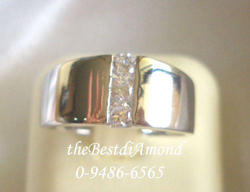 +++RL001RD+++แหวนทรงปลอกมีด ตรงกลางมีเพชรเรียงด้านยาว ทรงโมเดินส์มาก เรียบ หรู ดูดีมาก ตัวเรือนทองแวววาว .ใส่ติดนิ้วได้ตลอดเลยค่ะ