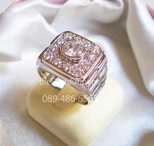 BR811RD++แหวนชายหน้าสี่เหลี่ยม เพชรกลาง 80 สตพร้อมล้อมด้วยเพชรฝังจิกไข่ปลา งานสวย หรูหรา อยู่ได้นาน ไม่มีล้าสมัย ใส่ติดนิ้วได้เลย เหมือนของจริงมากๆๆ