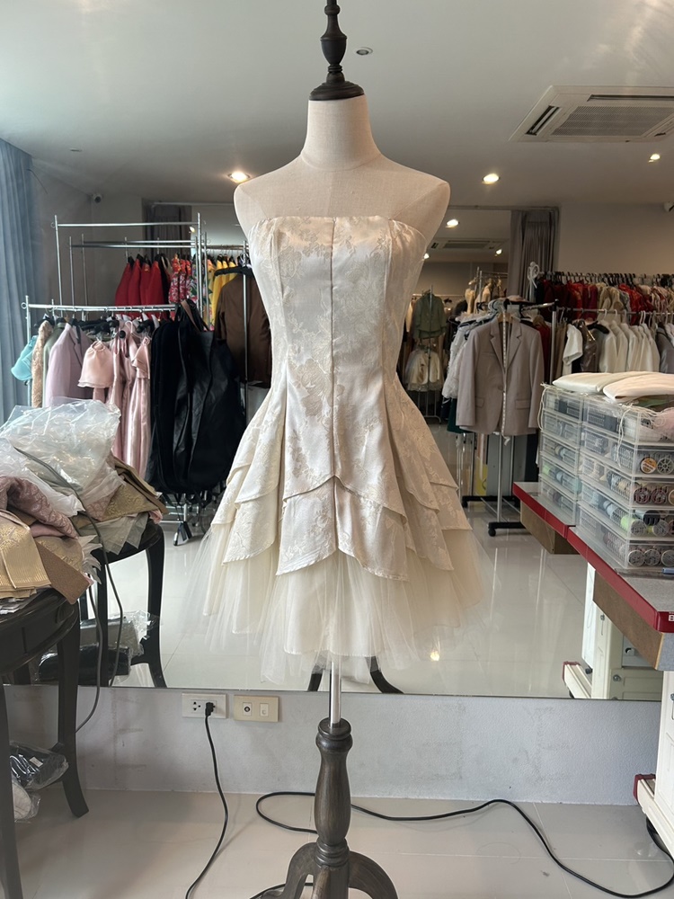 พร้อมส่ง ชุดราตรีสั้น เกาะอก สีครีมงาช้าง กระโปรงแต่งจีบทรงA สวยหรู