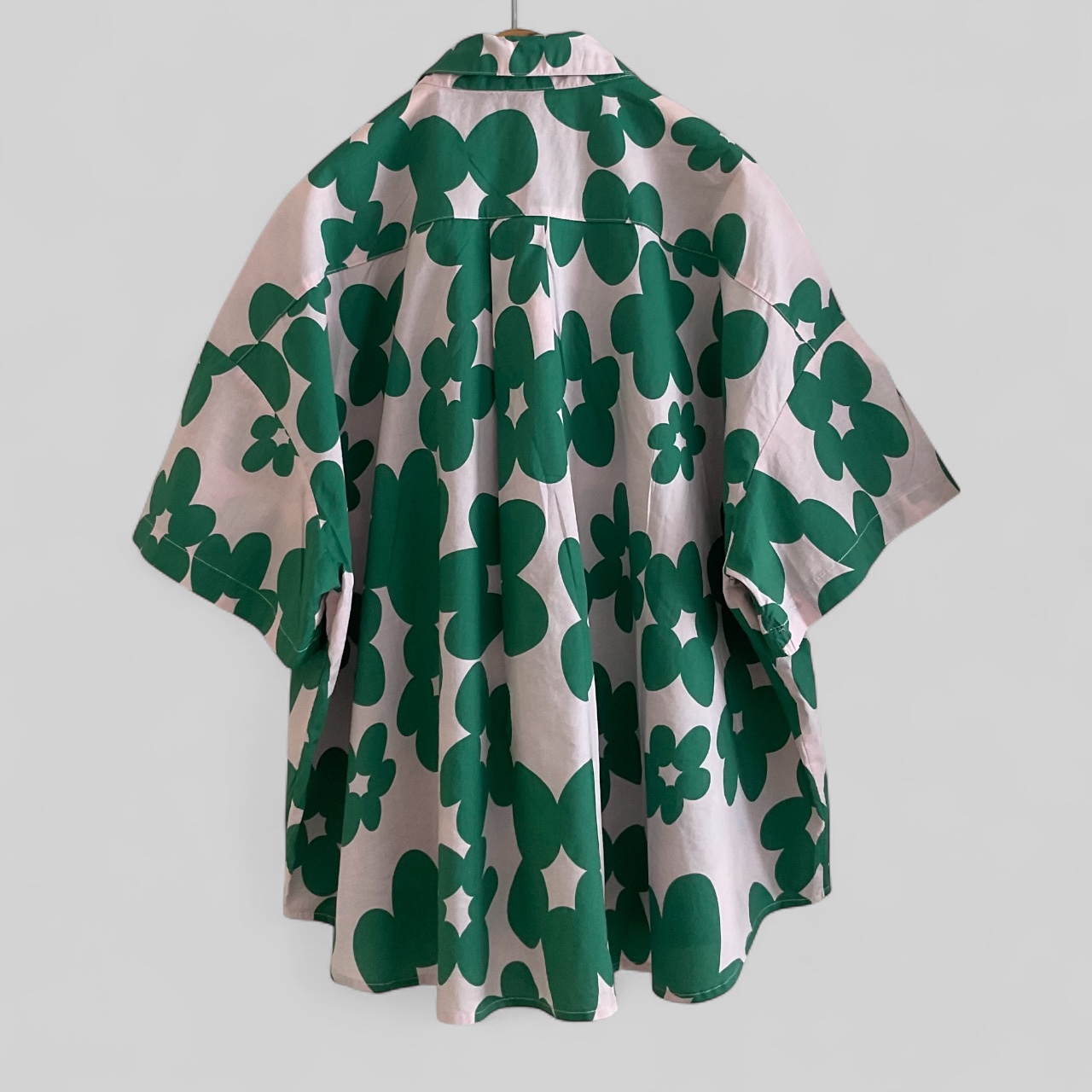 เสื้อเชิ้ตผ้าคอตตอนลายดอกไม้ทรงโอเวอร์ไซส์