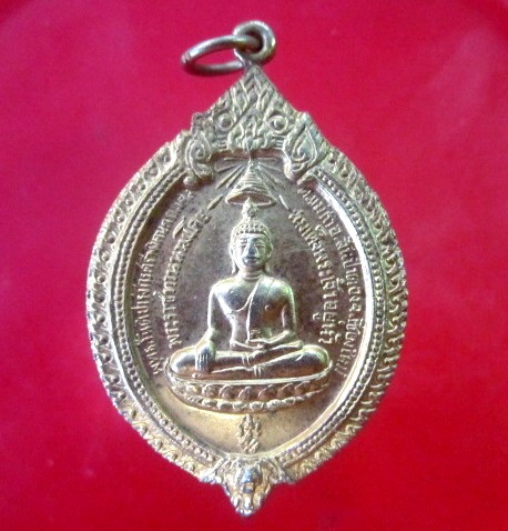 เหรียญกะหลั่ยทอง ครูบาอินถา ที่ระลึกฉลองซุ้มครอบ พระพุทธสันติปารังกรศรี พิงดนครมงคล ปี2519 lสภาพสวย