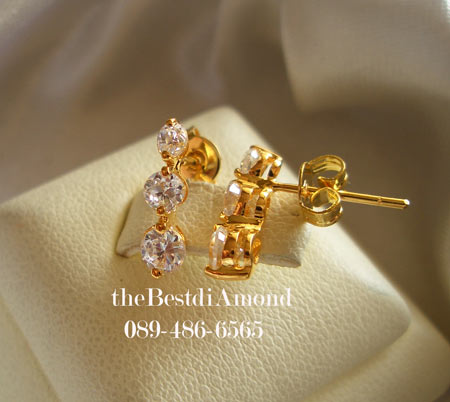BE931+++ต่างหูเพชร 3 เม็ดแบบตั้ง+++เรียบ หรู ดูดีมากๆๆๆ ใส่ติดหูได้ทุกวัน ไม่เวอร์ ดูผู้ดีมากๆๆค่ะ ดีไซน์ก็เก๋ค่ะ เรียงลงมา 3 เม็ดโดยไล่จากระดับ
