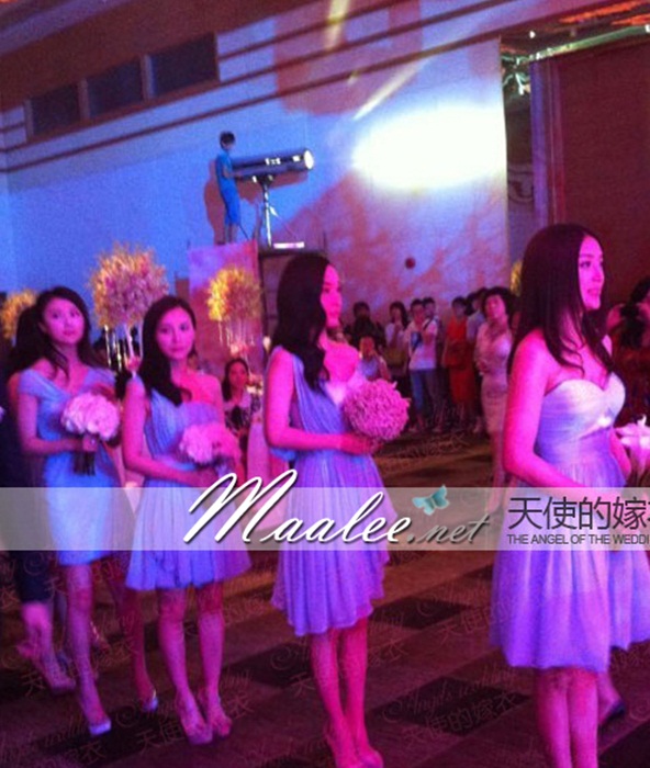 พร้อมเช่า ชุดเพื่อนเจ้าสาว ผ้าชีฟอง สีฟ้า ชุดเข้ารูปเน้น อกเเอว สะโพก แบบแขนกุกช่วยพรางต้นแขนได้