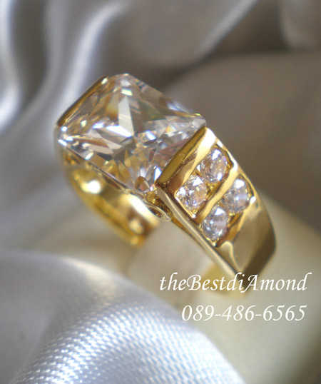 BR809+++แหวนชายแบบEmerald cut +++สุดหรูหรากับเหลี่ยมemerald cut พร้อมดีไซน์สุดเก๋ วางแนวนอน เพิ่มความโดดเด่นด้วยการยกสูงขึ้น พร้อมบ่าข้างประดับเพชร