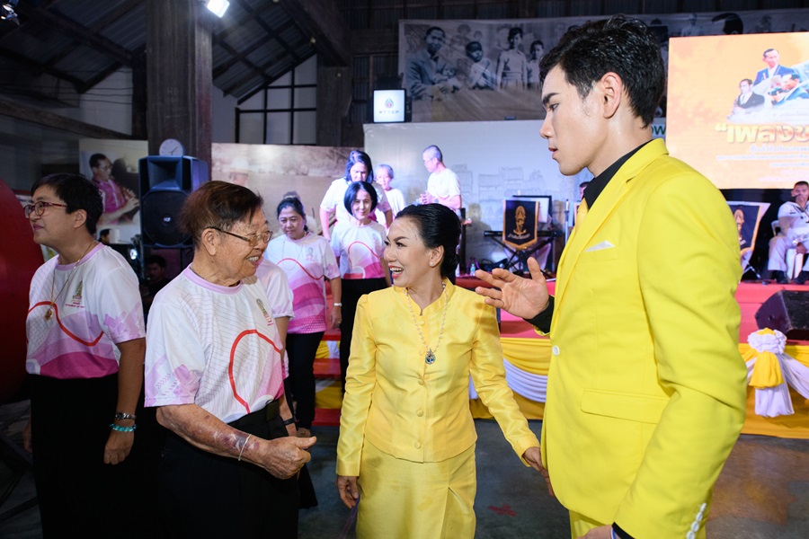 พร้อมเช่า ชุดสูทชาย สีเหลือง Bright Yellow 3-piece Suit พร้อมเสื้อกั๊ก
