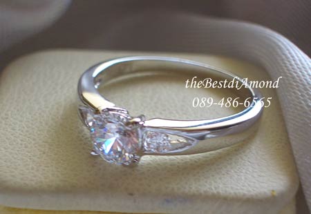 BR047RD+++แหวนเพชรเม็ดเดี่ยวขนาด 30 สต+++ แหวนแบบ Basic ใส่ได้นานไม่เบื่อ วงนี้เพชรไม่ใหญ่ ใส่ติดนิ้วได้เลย แบบเรียบๆ แต่ดูดีค่ะ