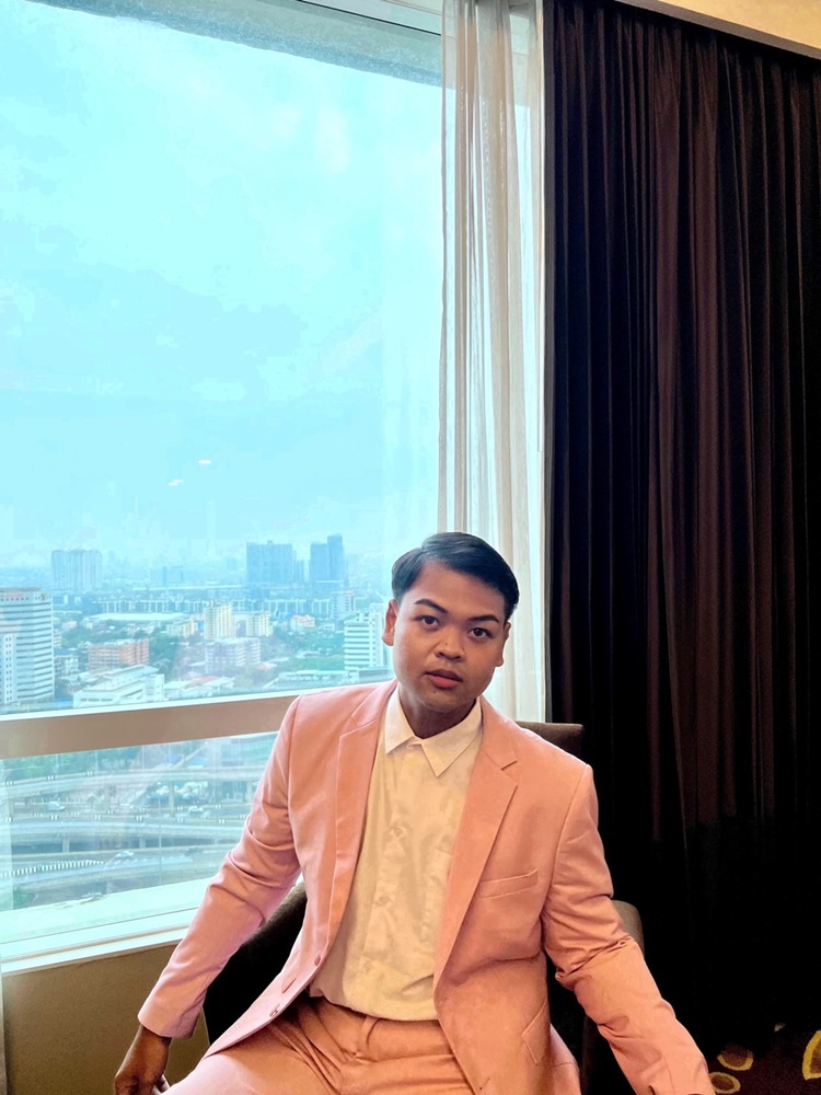 พร้อมเช่า ชุดสูทชาย สีชมพูพาสเทล 2 กระดุม ลายทอแบบเรียบเนียน (ไม่มีกั๊ก)