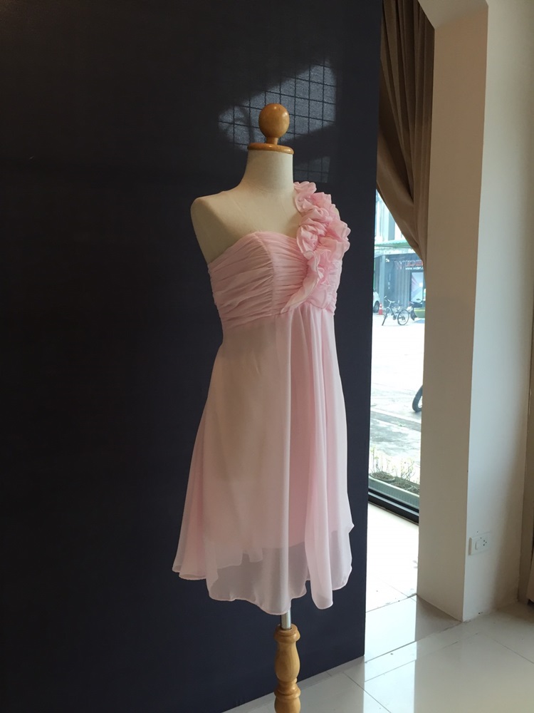 พร้อมส่ง ชุดราตรีสั้น ไหล่เดียว จับเดรปหน้าอก แต่งระบายช่วงไหล่ สีชมพู