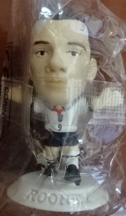 ตุ๊กตาโมเดลนักฟุตบอล ว.รูนี่ย์ ทีมชาติอังกฤษ โครินเธียน ไมโครสตาร์ - Series 9/2004 White Base - MC2346 ใหม่ / W.ROONEY ENGLAND National Football Team Corinthian MicroStars Football Figure - Series 9/2004 White Base - MC2346 NEW